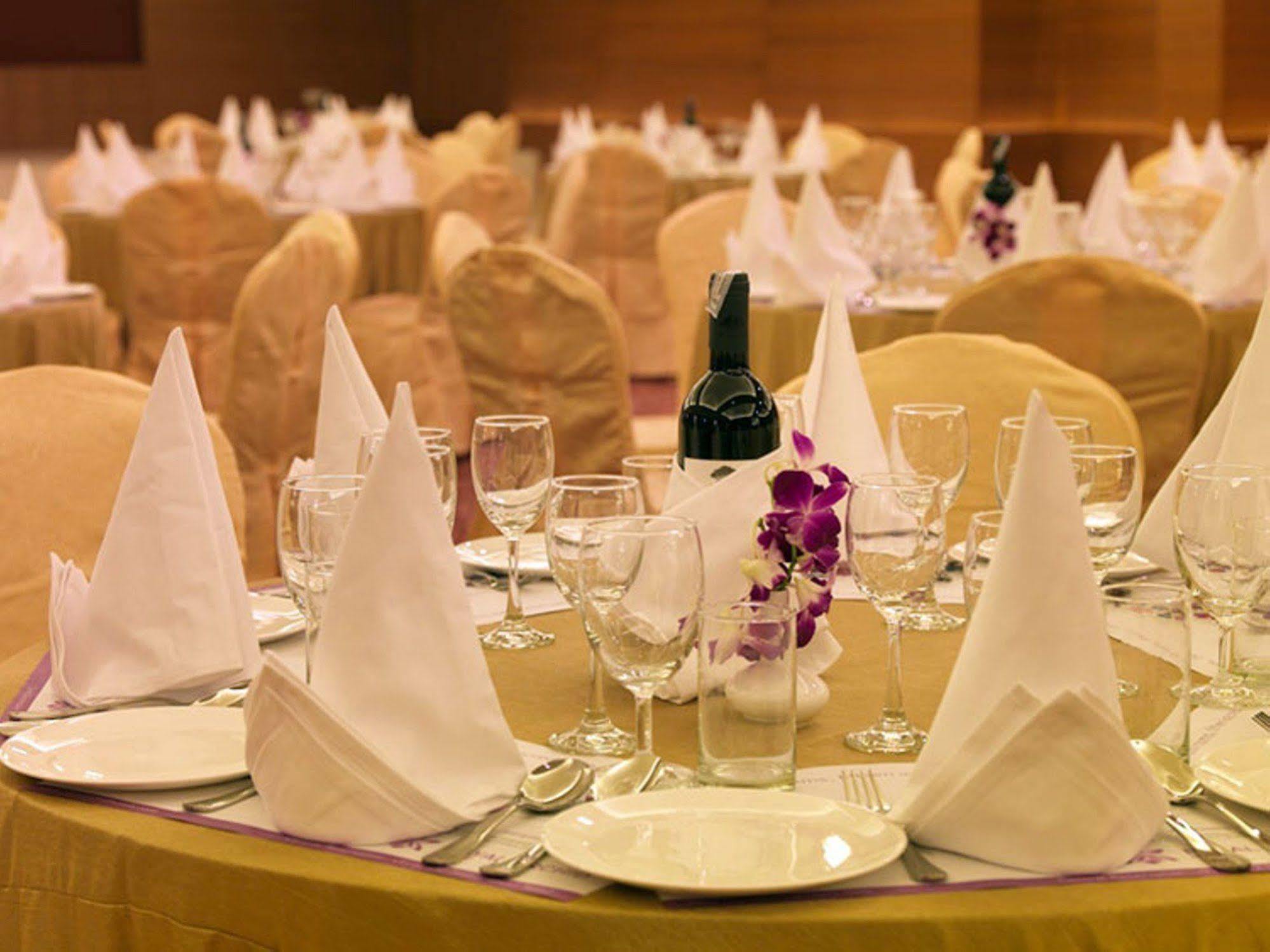 Royal Orchid Central Vadodara Eksteriør bilde